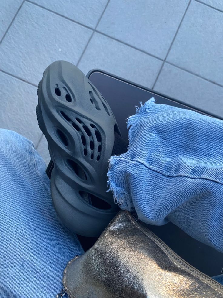 ADIDAS YEEZY FOAM RNR CARBON